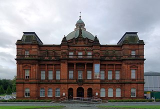 The facade of the People's Palace in Glasgow. —Spike, CC BY-SA 4.0 <https://creativecommons.org/licenses/by-sa/4.0>, via Wikimedia Commons